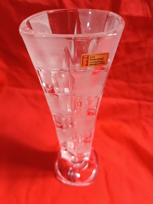 Vază elegantă din cristal șlefuit cu picior – H 22 cm – Stare excelentă