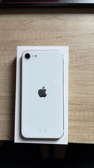 iPhone SE 2020 64GB - цвят Бял, с протектор и калъф - като нов