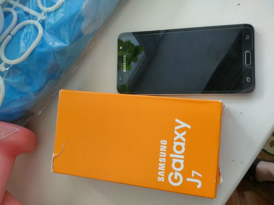 Продам телефон Samsung J7