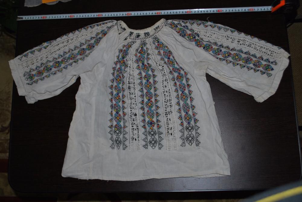 ie cu margele cusuta manual peste 100 ani vechime