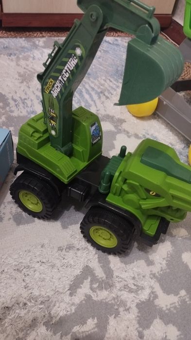 Продам тележку с игрушками