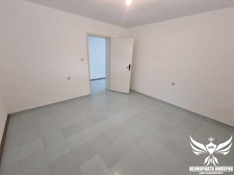 Триетажна къща РЗП 308кв. с 850кв.м. двор село Козаново, обл.Пловдив