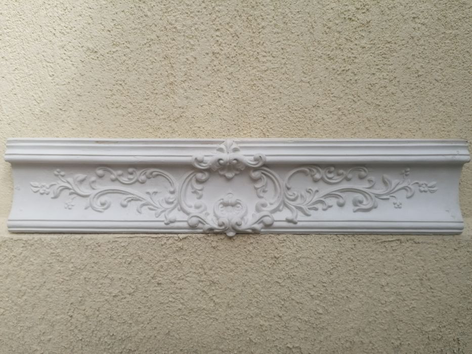 Ornamente din ipsos /stucatură ,coloane ancadramente  ferestre