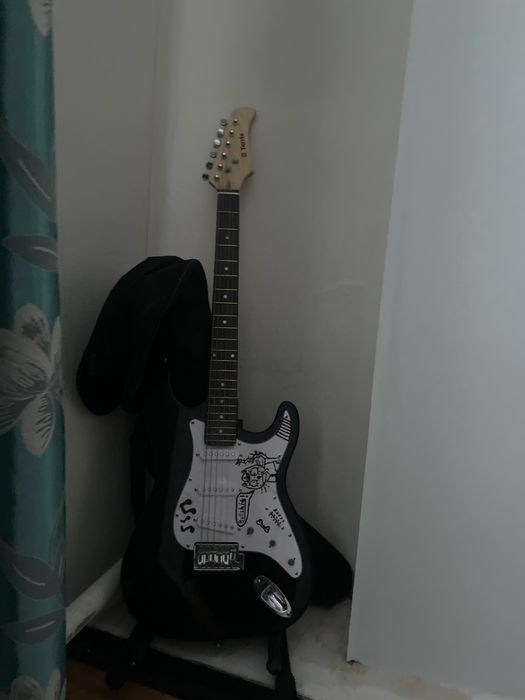 Продается электрогитара срочно