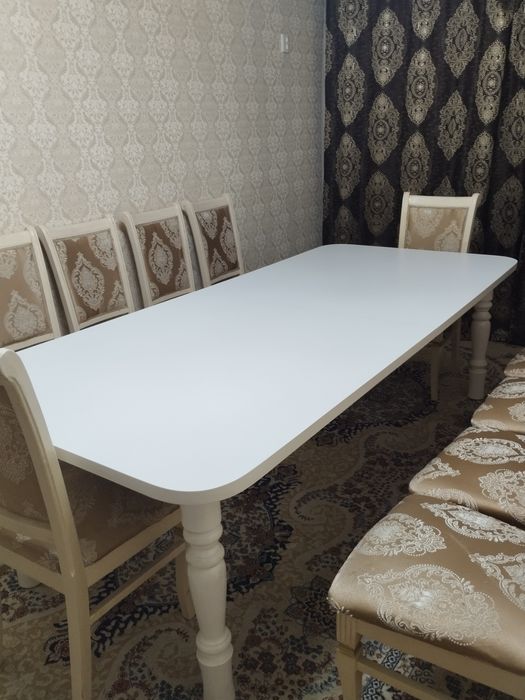 Продам стол в гостинную