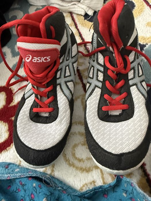 Борцовка Asics сатылады.