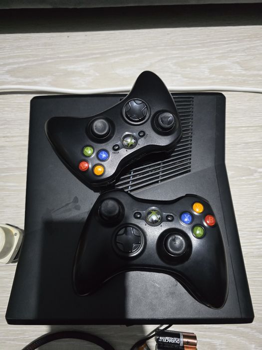 Xbox 360 Slim более 30+ игр на дисках