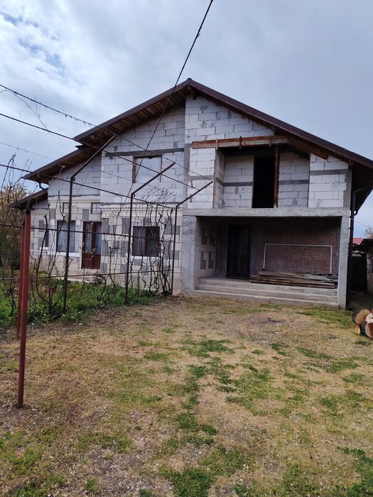 Vând casa Priboieni