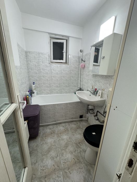 Vând apartament zonă centrală ,3 camere, decomandat, 0728237688