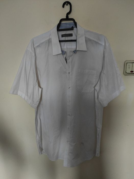 Cămăși de diferite mărimi și modele diferite