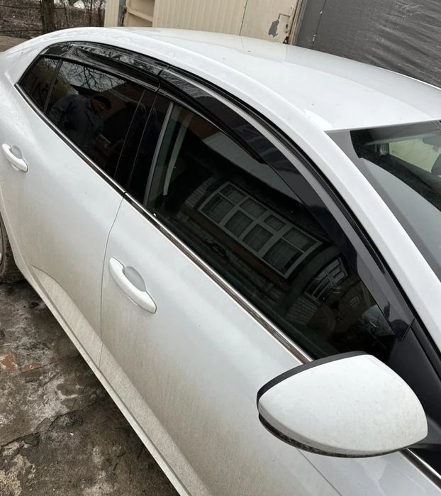 Deflector capota paravanturi Renault Megane 4