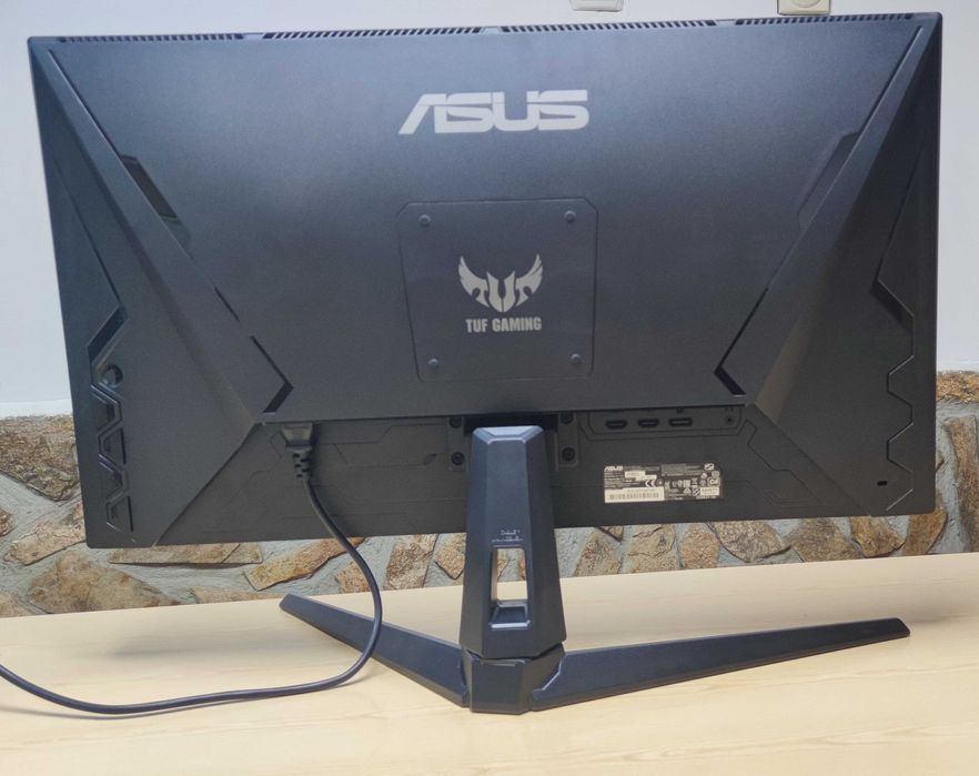 Монитор ASUS TUF GAIMING VG289Q1A със счупен LCD дисплей.