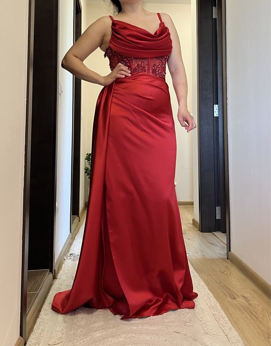 Червена официална рокля