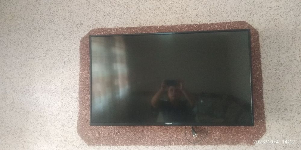 Led tv телевизор 43 см почти новый состояние идеальное