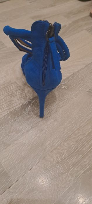 Велурени сандали "Zara" с тънък ток