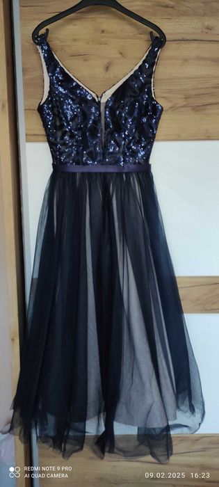 Продавам официална рокля, обличана веднъж. Отговоря на М размер