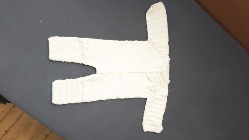 Бебешки ръчно плетени дрехи