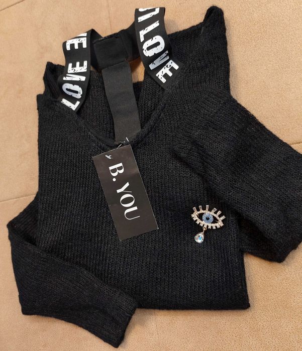 Бутиков пуловер нов 100 % вълна с брошка