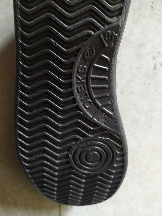 Продам новые кроссовки