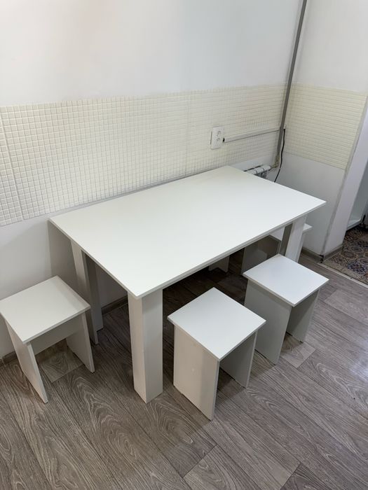 Стол с табуретками