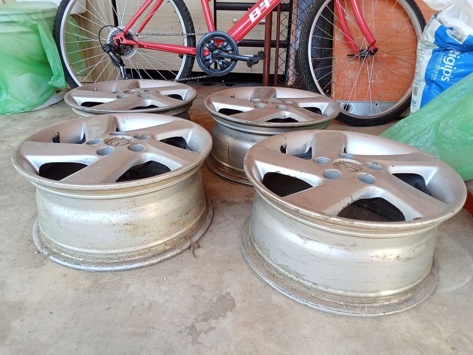 vând două calorifere din aluminiu o ușă  de metal  și Janse din aluminiu de Duster