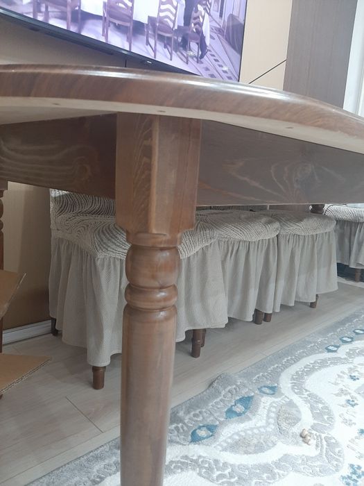 большой стол из дерева