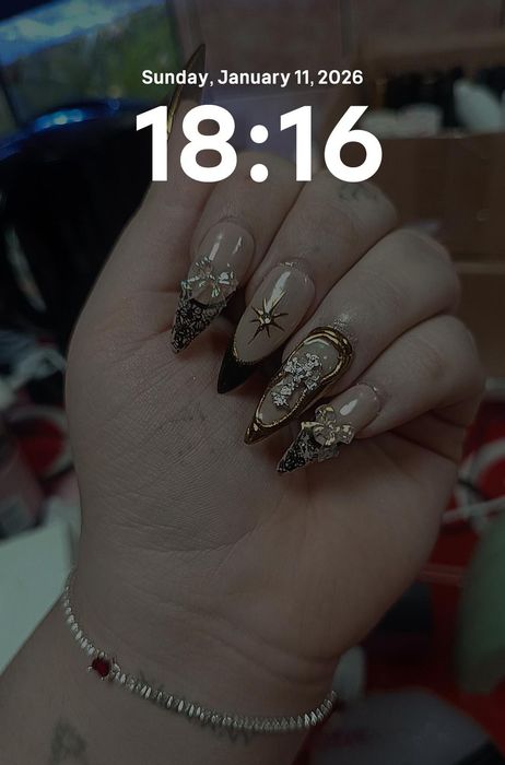 Manichiura unghii cu gel