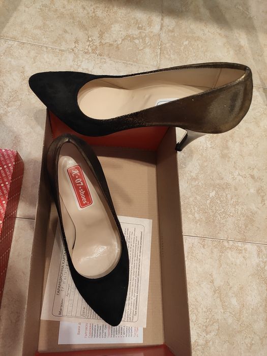 Елегантни дамски обувки - черен велур и златисто