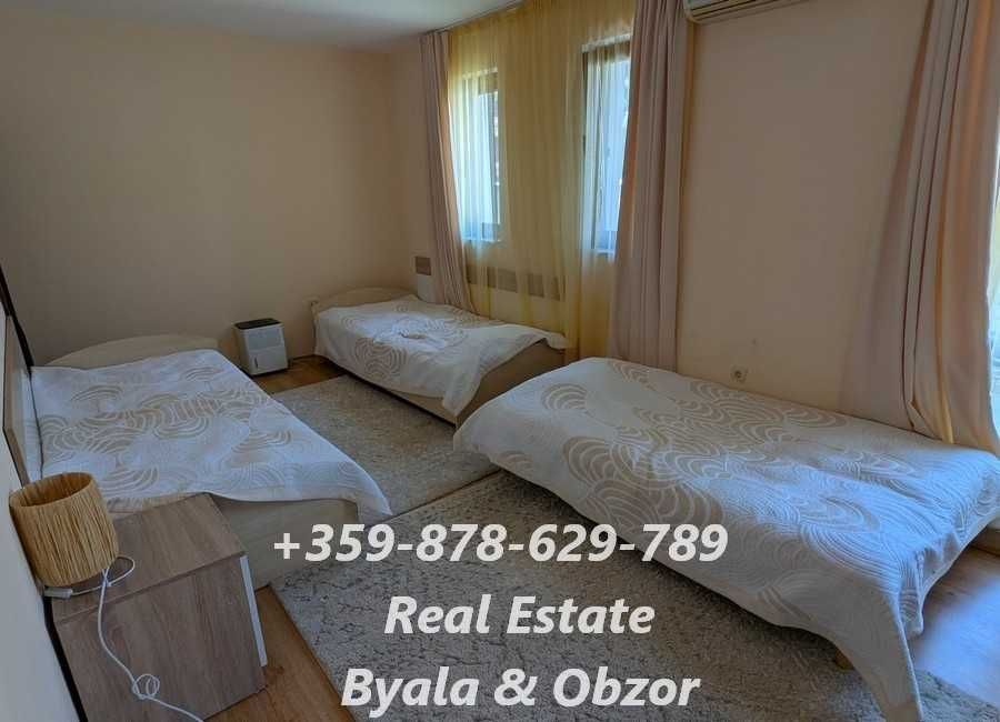 Просторен тристаен апартамент с голям двор-тераса в гр.Обзор