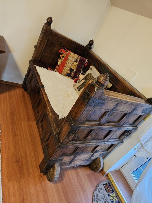 Piesă mobilier din lemn de tec cu inserții metalice și spațiu de depozitare, recondiționată, vechime cca. 100 ani, dimensiuni: 110 × 135 × 74 cm.
