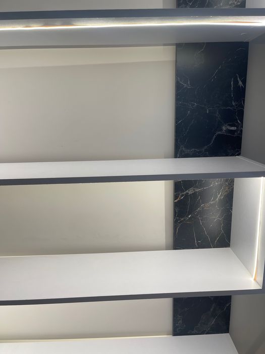 Шкаф със лед светлини