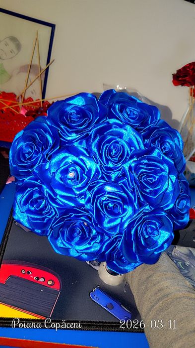 Realizez buchete trandafiri satin