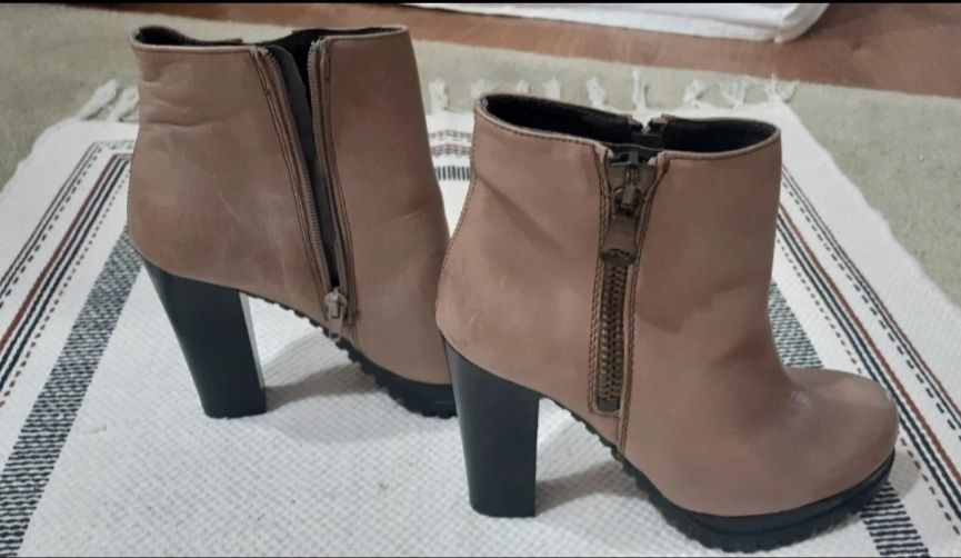 Ghete piele naturala bej Benvenutti 36
