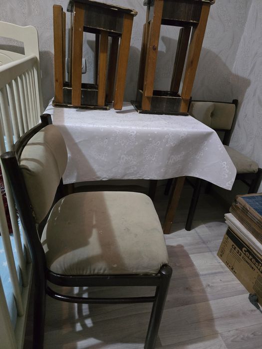 Стол со стульями