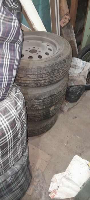 Продам комплект шин на дисках.