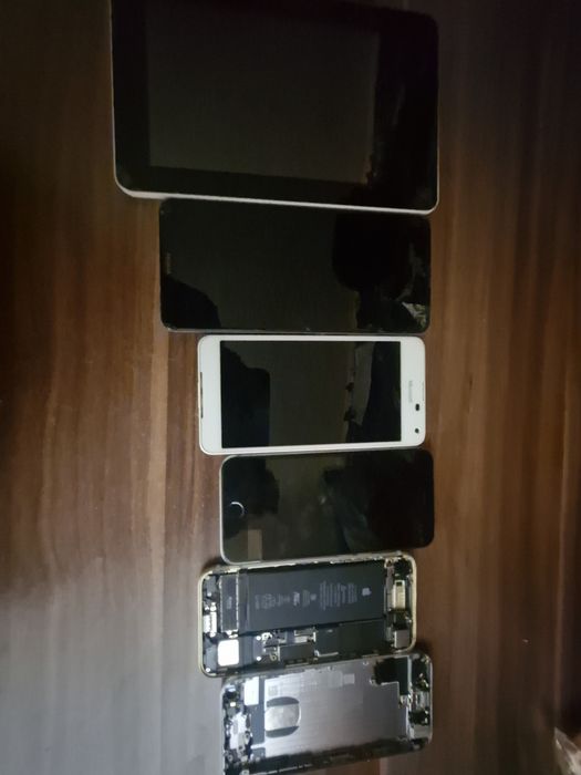 Vand telefoane de piese