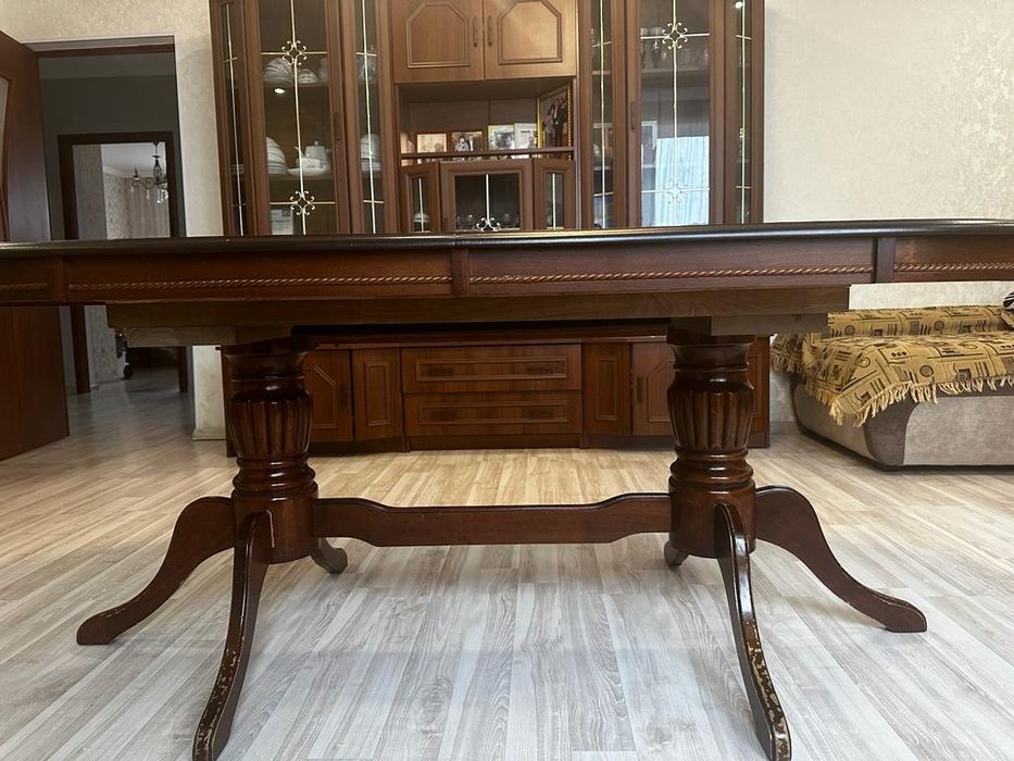 Деревянный стол для гостиной.