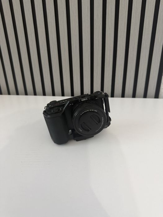 SONY ZV E10 + Obiectiv + Cage + 2 baterii