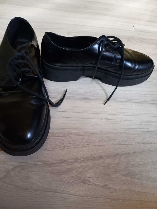 Pantofi Geox Respira   din piele lăcuită.