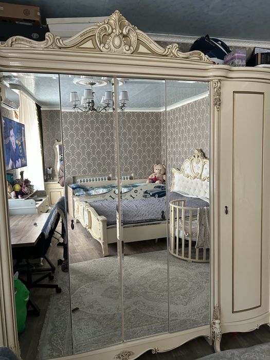 Продам большой шкаф