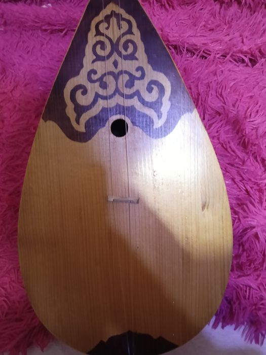 Домбра в хорошем состоянии