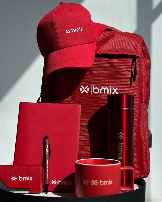 Кепки и футболки с логотипом