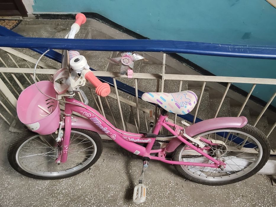 Bicicleta roz pentru  fete