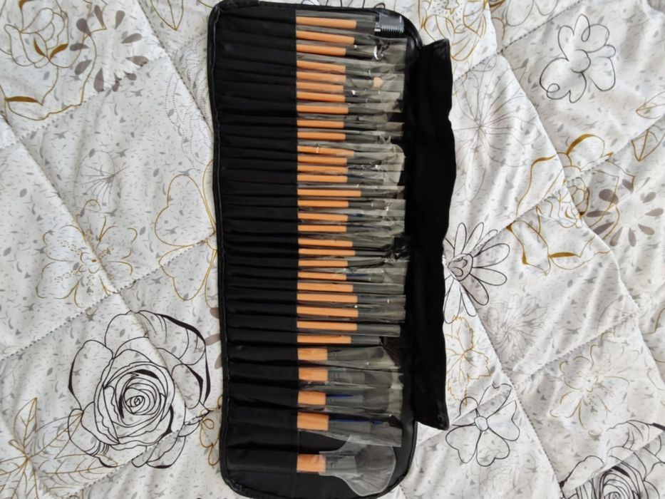 Комплект четки за грим 32 бр. + лепещи нокти 216 бр.