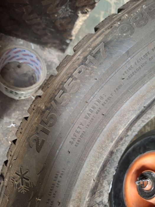 Продам зимние шины 215/55/17