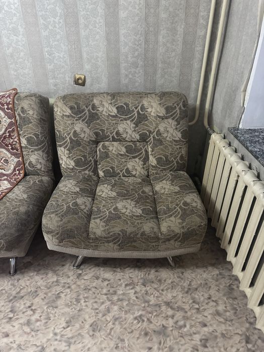 Продам диван состояние средный