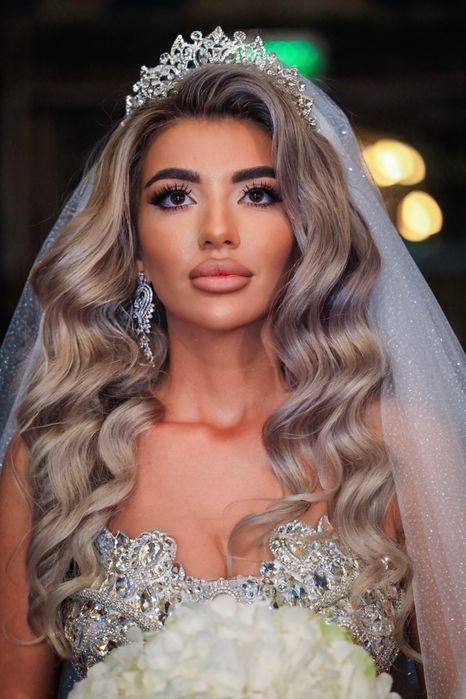 Rochie de mireasă , voal , și diademă