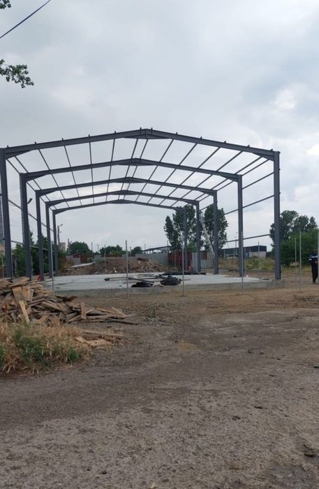 Vând hală metalică 9 m lățime pe 20 lungime cu tot cu montaj de pe sto