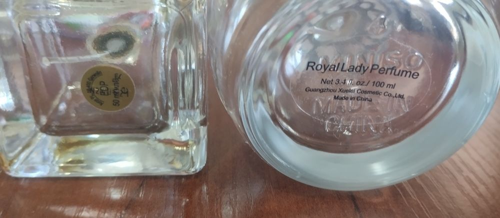 Флаконы от духов.