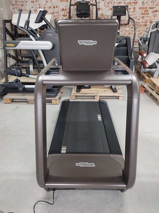 Бягаща пътека с Touch Screen дисплей TechnoGym Run Artis